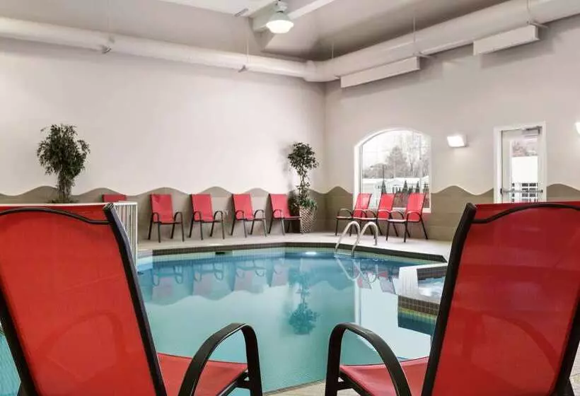 호텔 Days Inn & Suites By Wyndham Brandon