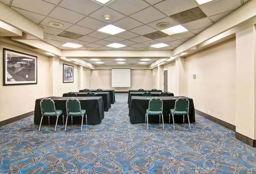 فندق Hampton Inn & Suites By Hilton Calgary Airport