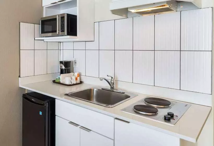 Отель Quality Inn Downtown Inner Harbour