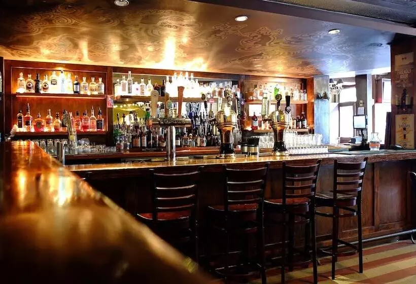 Отель Quality Inn Downtown Inner Harbour