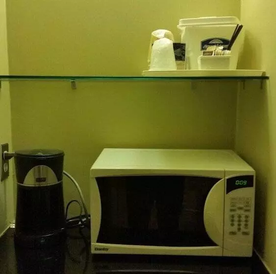 Отель Broadway Lodge