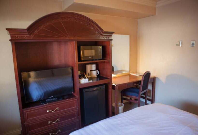 هتل Revelstoke Lodge