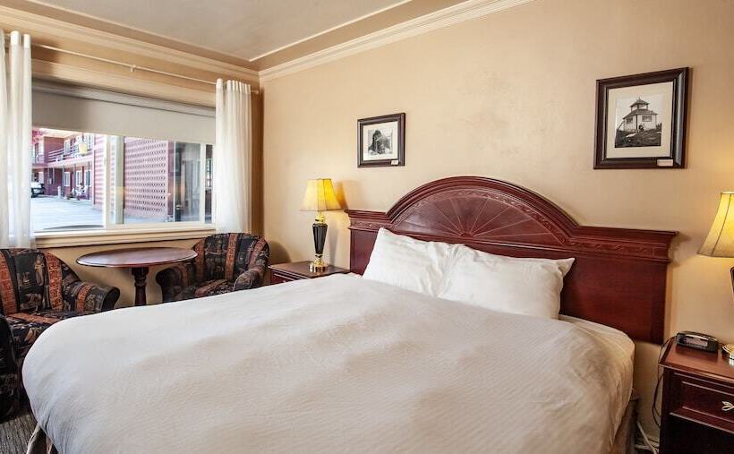 هتل Revelstoke Lodge