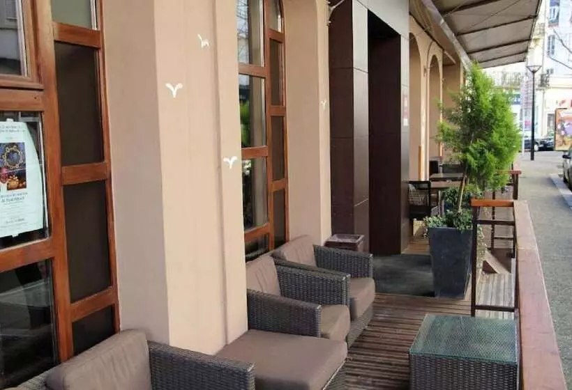 Отель Kyriad Vichy Spa Cinq Mondes