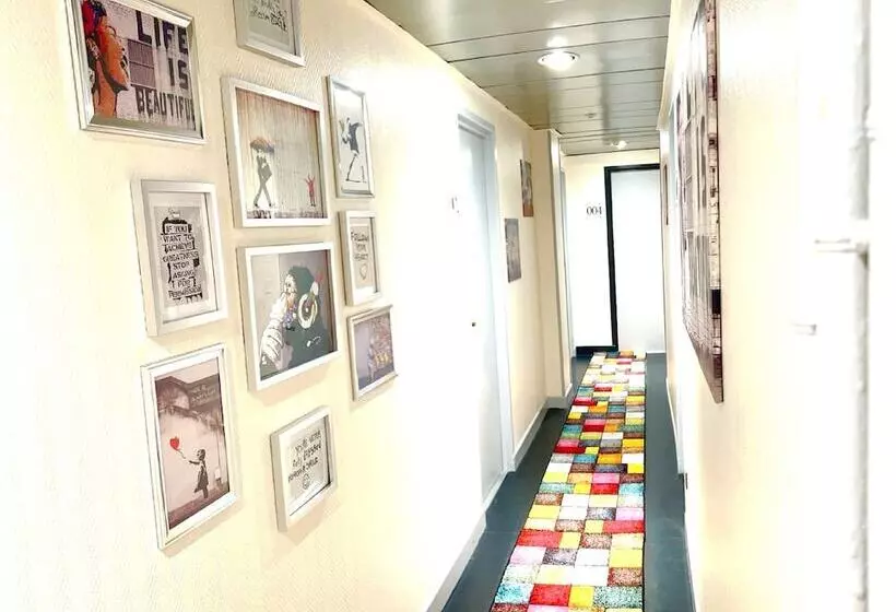 Отель Kyriad Vichy Spa Cinq Mondes