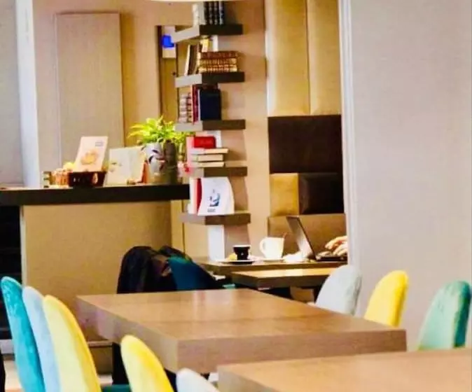 Отель Kyriad Vichy Spa Cinq Mondes