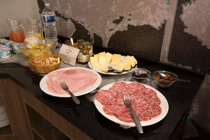 Отель Raymond 4 Toulouse