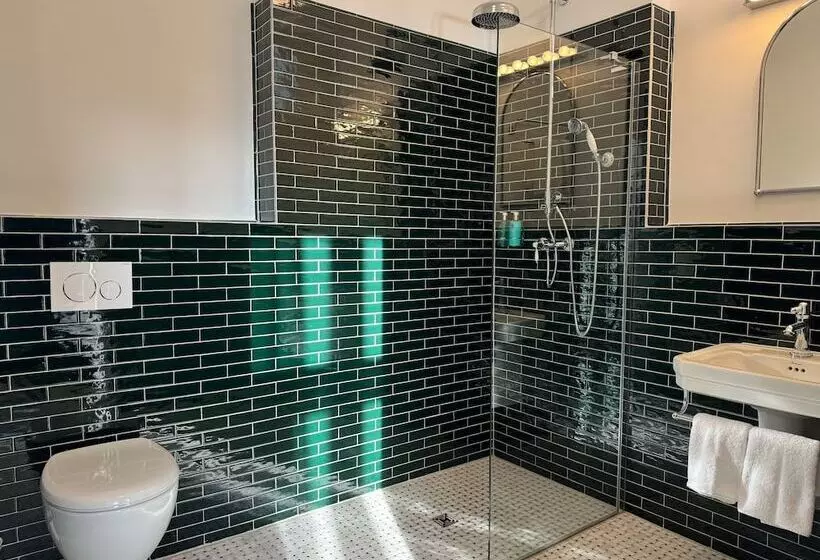 هتل Homaris East Side