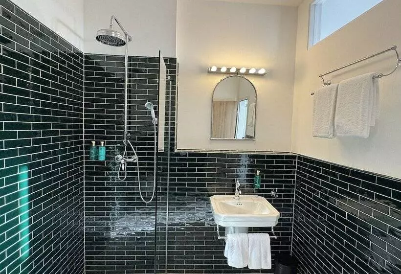 هتل Homaris East Side