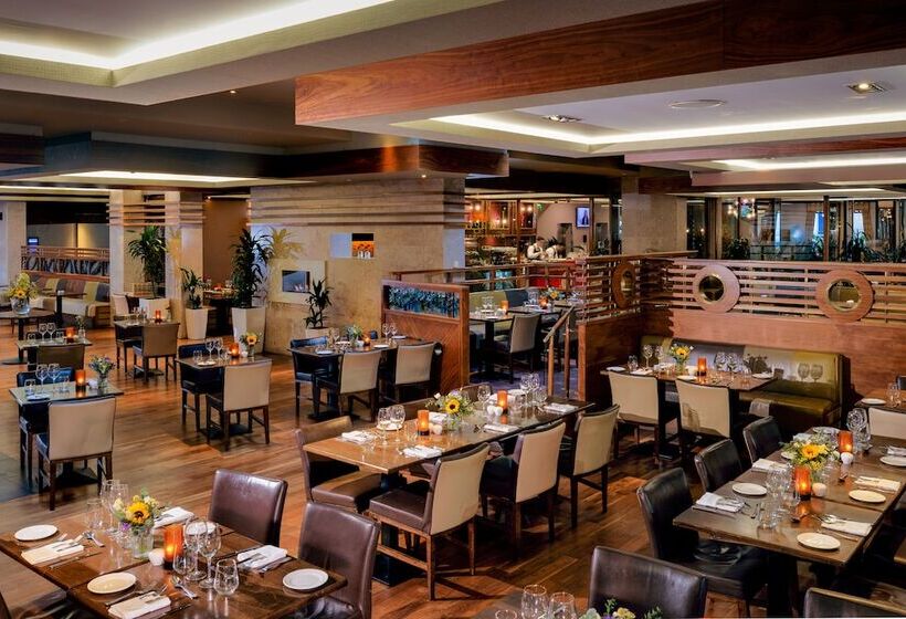 בית מלון כפרי Camden Court