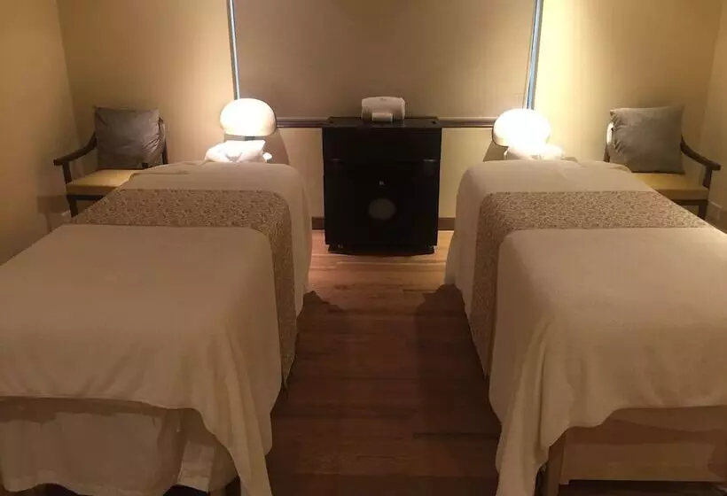 هتل Taj Kumarakom Resort And Spa Kerala