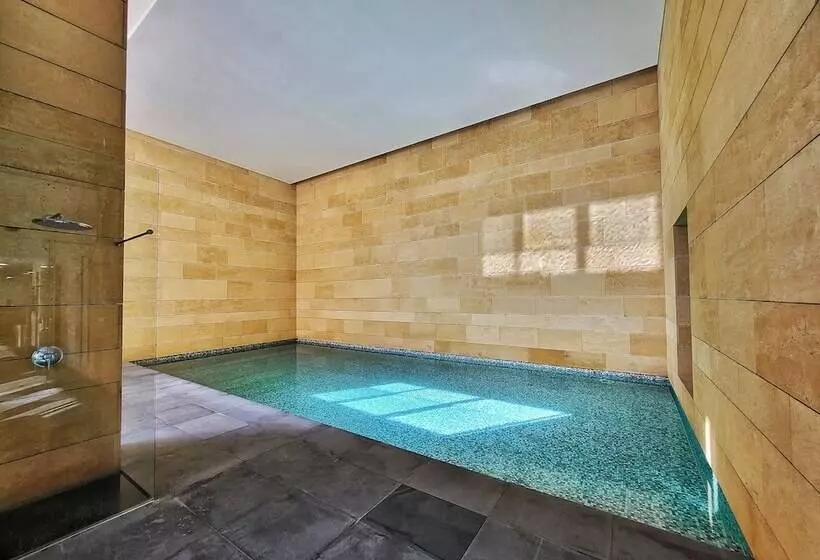 هتل Monot Suites