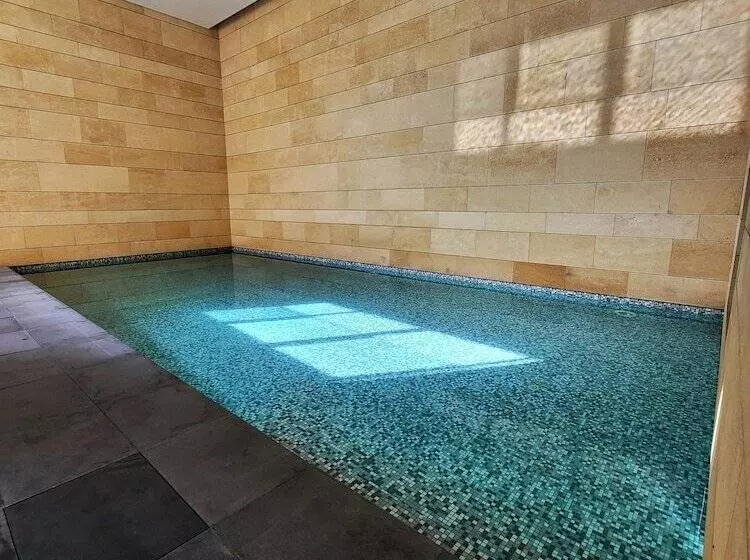 هتل Monot Suites