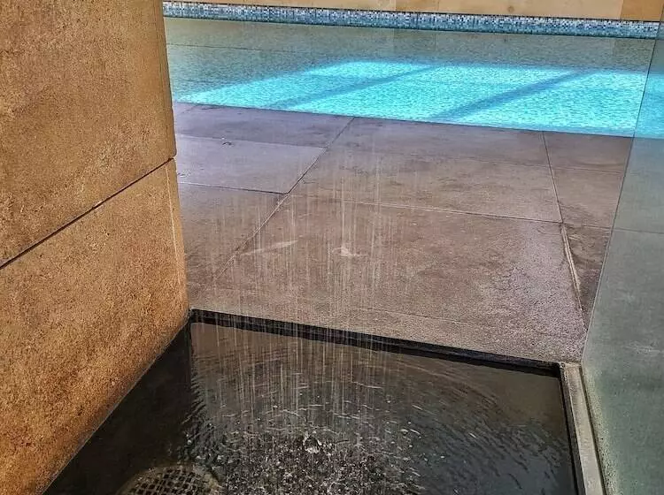 هتل Monot Suites