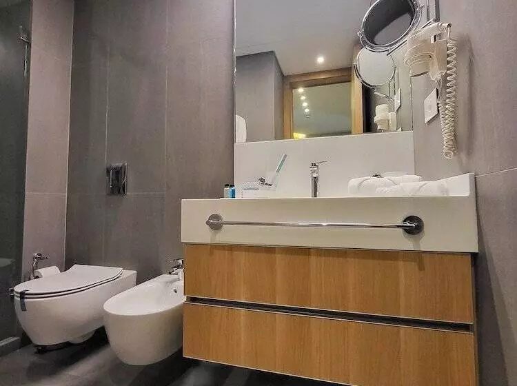هتل Monot Suites