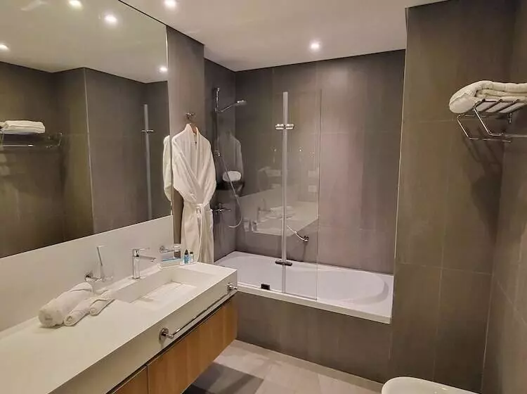 هتل Monot Suites