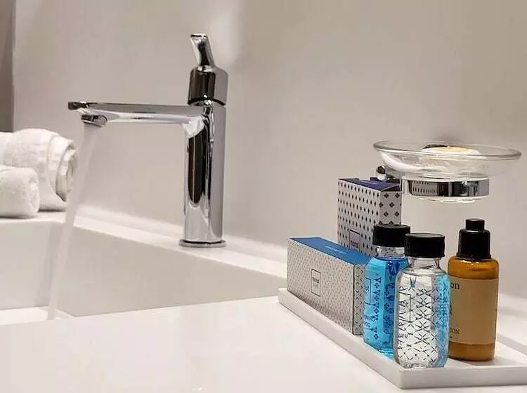 هتل Monot Suites