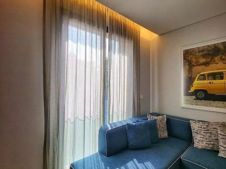 هتل Monot Suites