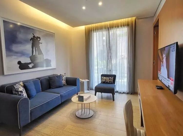 هتل Monot Suites