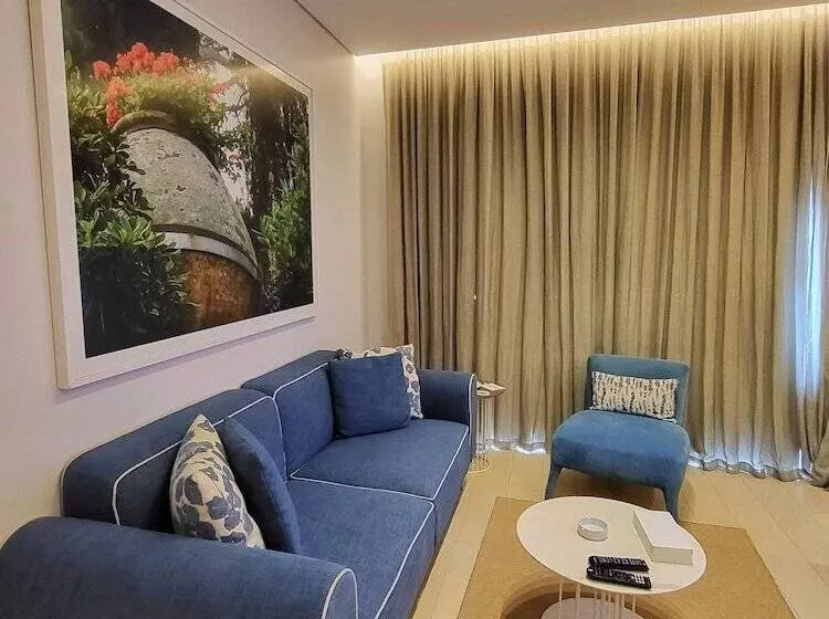 هتل Monot Suites