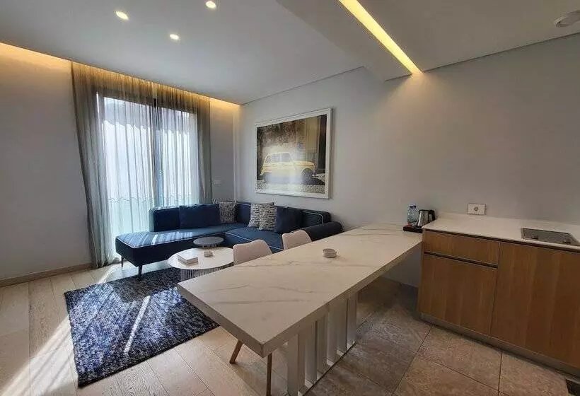 هتل Monot Suites