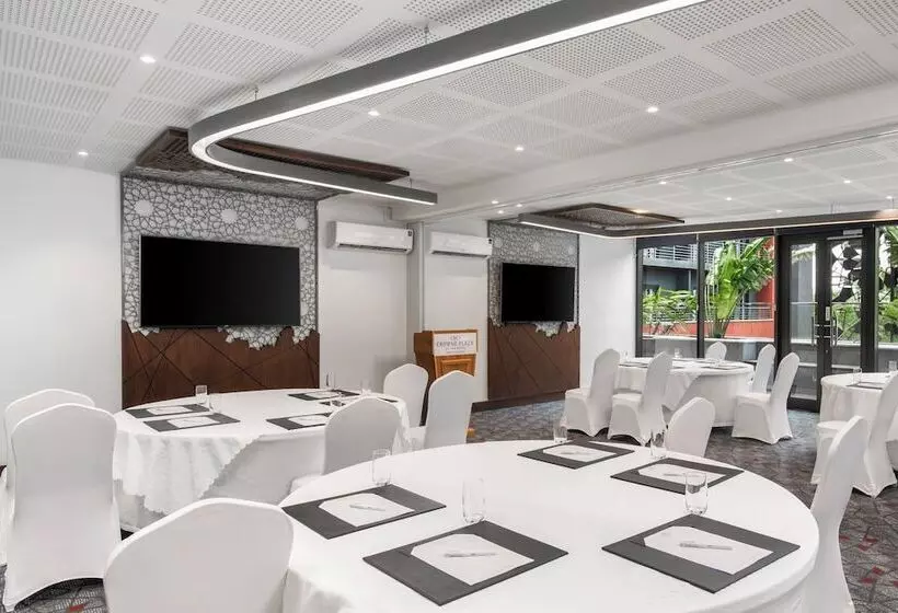 هتل Crowne Plaza   Dar Es Salaam, An Ihg