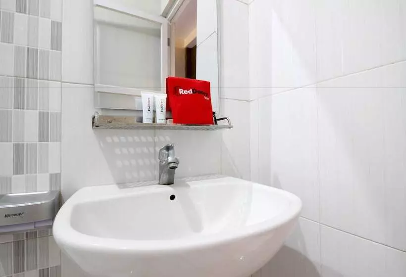 ペンション Reddoorz Plus Near Upn Jogjakarta 2