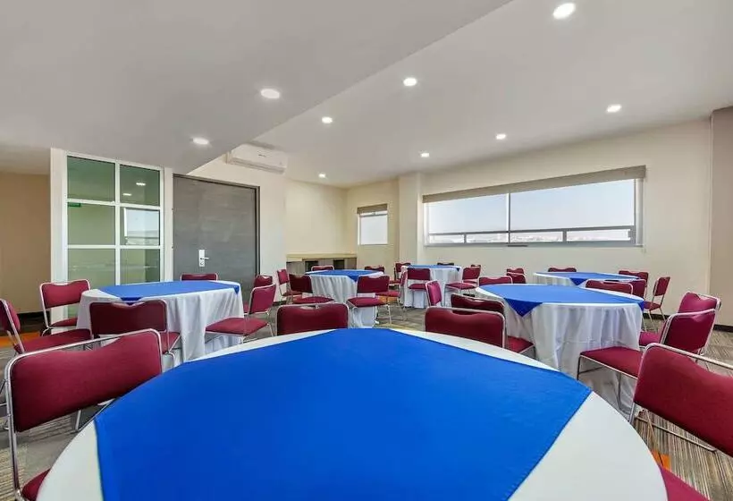 Отель Comfort Inn Queretaro