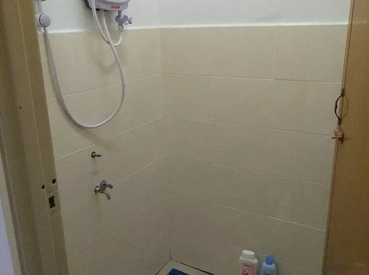 Diyana Budget Hotel   Hostel