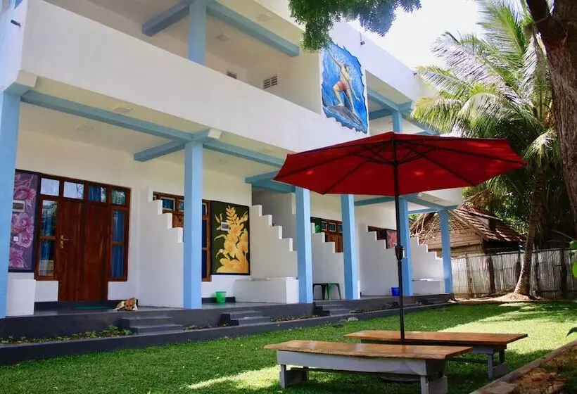 Majatalo Eastwind Surf Camp