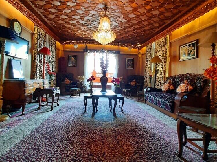 هتل The Badyari Palace Houseboats