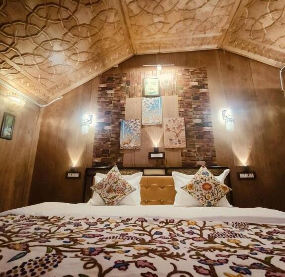 هتل The Badyari Palace Houseboats