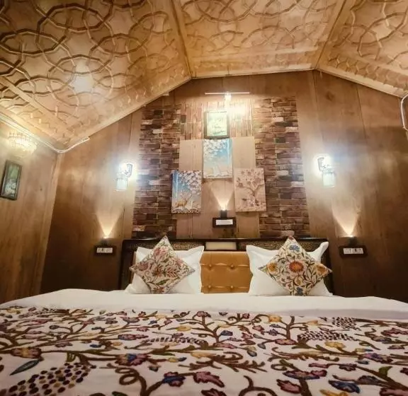 هتل The Badyari Palace Houseboats