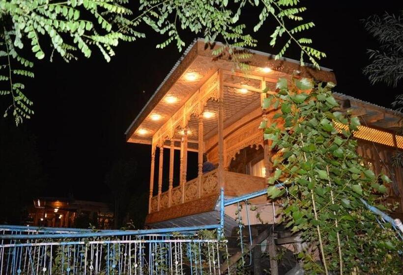 هتل The Badyari Palace Houseboats