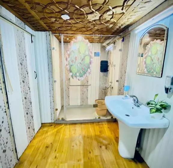 هتل The Badyari Palace Houseboats