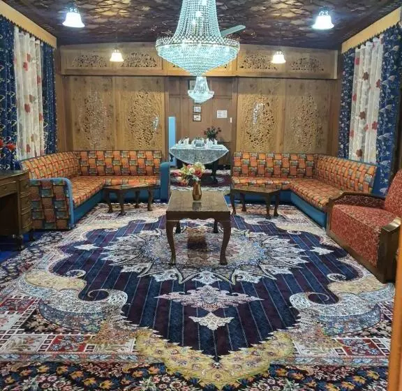 هتل The Badyari Palace Houseboats