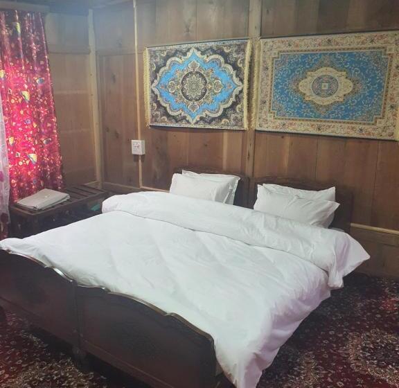 هتل The Badyari Palace Houseboats