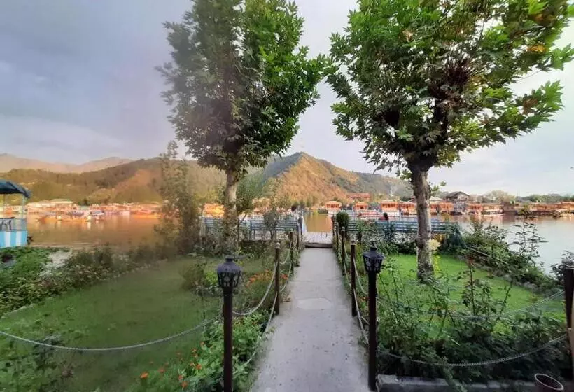 هتل The Badyari Palace Houseboats