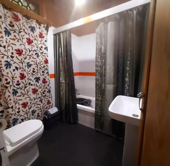 هتل The Badyari Palace Houseboats