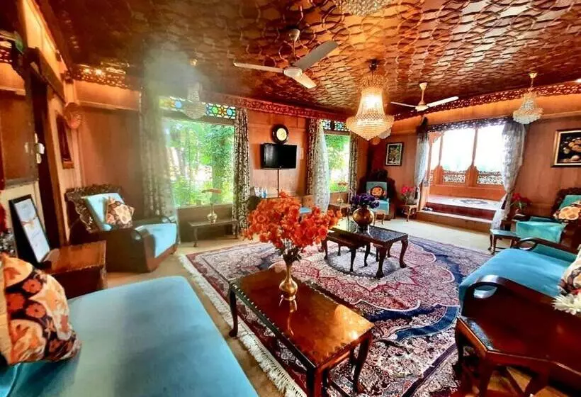 هتل The Badyari Palace Houseboats