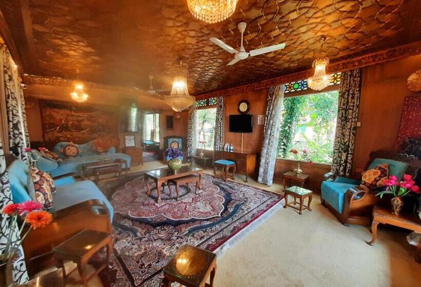 هتل The Badyari Palace Houseboats