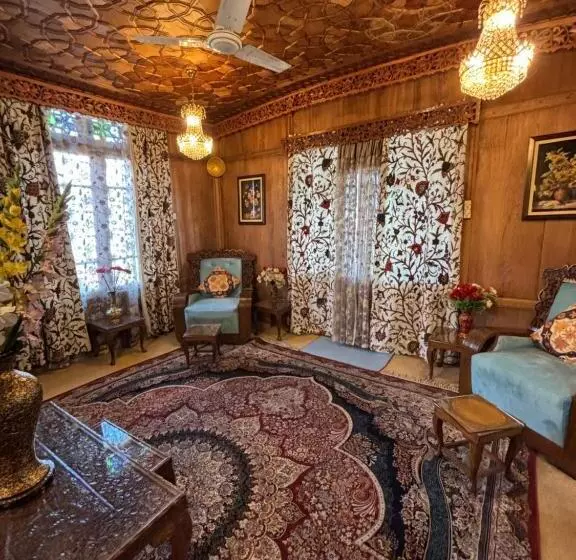هتل The Badyari Palace Houseboats