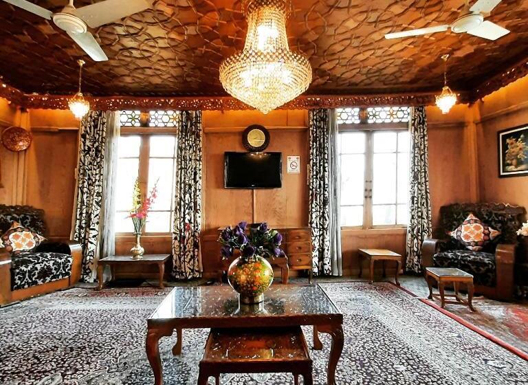 هتل The Badyari Palace Houseboats