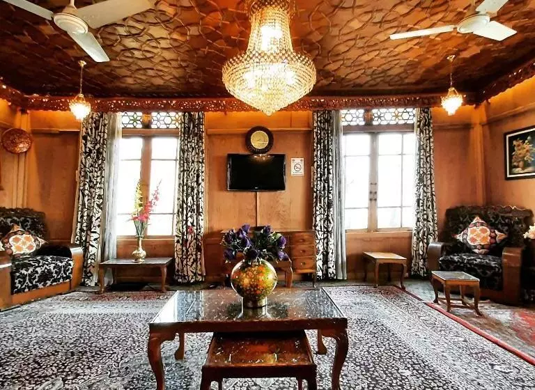 هتل The Badyari Palace Houseboats