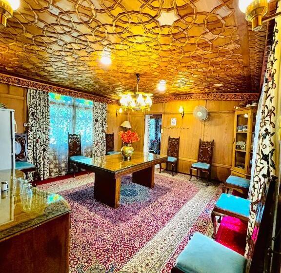 هتل The Badyari Palace Houseboats