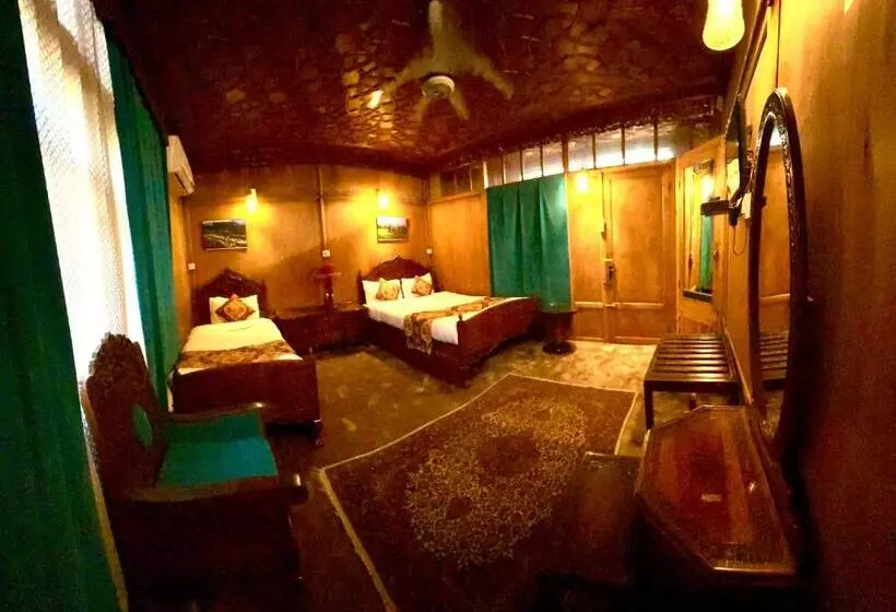 هتل The Badyari Palace Houseboats
