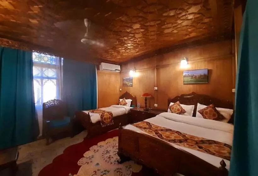 هتل The Badyari Palace Houseboats