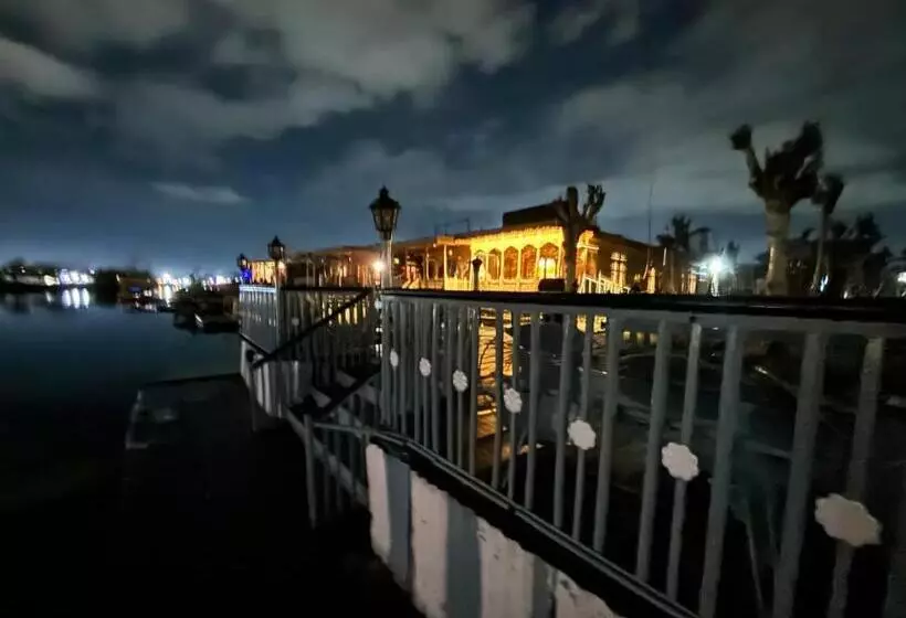 هتل The Badyari Palace Houseboats
