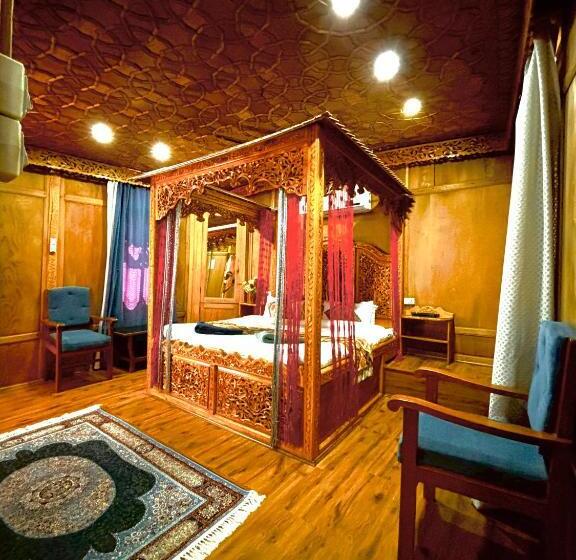 هتل The Badyari Palace Houseboats
