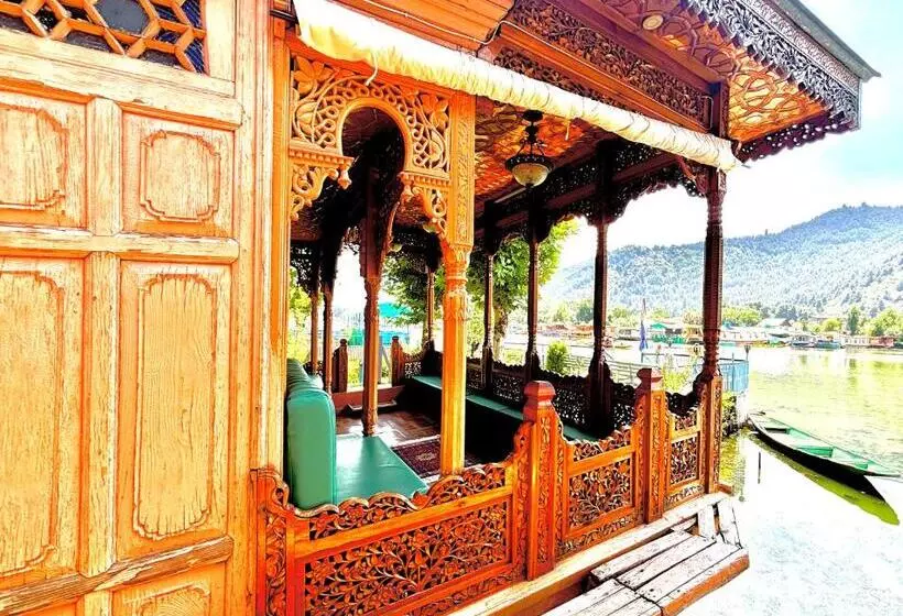 هتل The Badyari Palace Houseboats